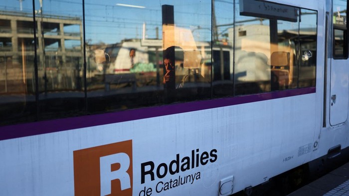 Commuters wait for a train after circulation was interrupted in the whole 
