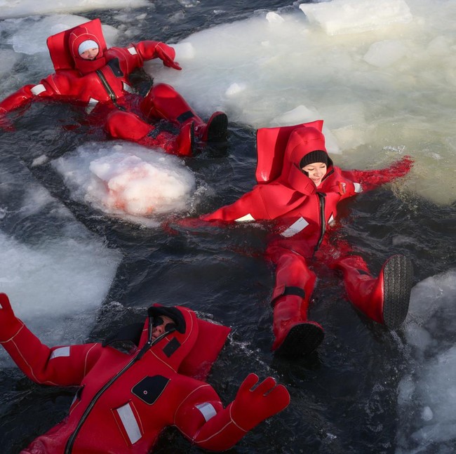 Aktivitas Unik Mengapung di Es Warnai Musim Dingin Moskow