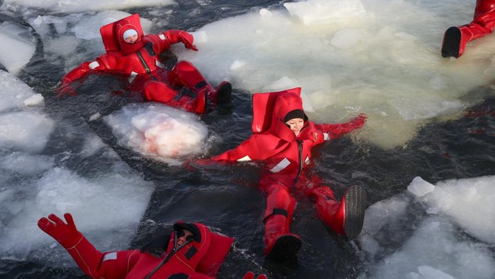 Enthusiasts submerge in the Moskva River during an ice-floating session, a winter activity in which participants float in cold water wearing thermal dry suits, in Moscow, Russia, January 31, 2026. REUTERS/Anastasia Barashkova     TPX IMAGES OF THE DAY