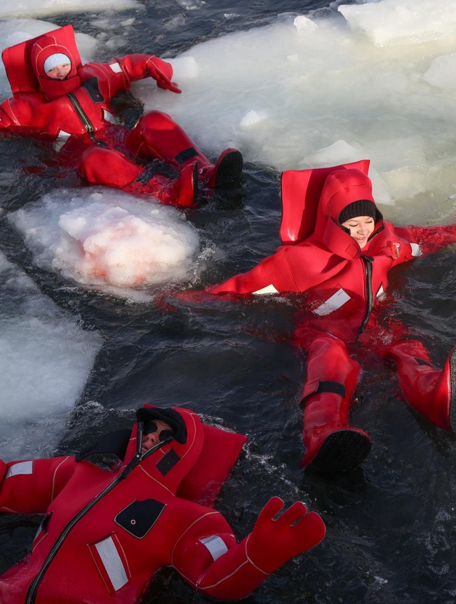 Aktivitas Unik Mengapung di Es Warnai Musim Dingin Moskow
