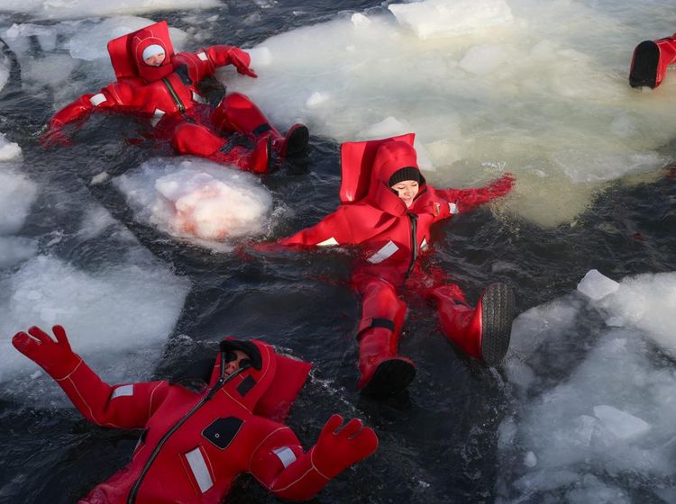 Aktivitas Unik Mengapung di Es Warnai Musim Dingin Moskow
