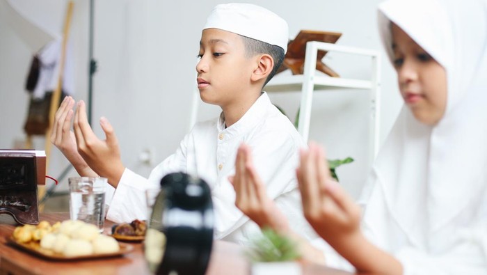 Ilustrasi membaca niat berpuasa Ramadhan.