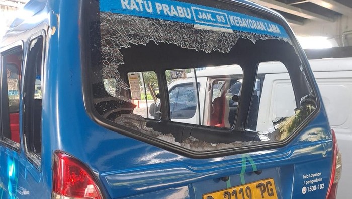 Tragedi Jalanan: Tabrakan Angkot Jaklingko Vs Pemotor di Jaksel, 1 Orang Tewas