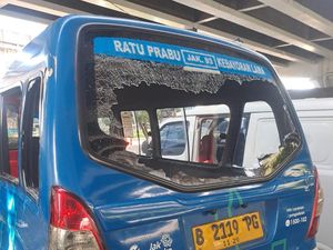 Tabrakan Angkot Jaklingko Vs Pemotor di Jaksel, 1 Orang Tewas