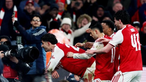 Soccer Football - Carabao Cup - Semi Final - Second Leg - Arsenal v Chelsea - Emirates Stadium, London, Britain - February 3, 2026 Arsenals Kai Havertz celebrates scoring their first goal with teammates REUTERS/Toby Melville EDITORIAL USE ONLY. NO USE WITH UNAUTHORIZED AUDIO, VIDEO, DATA, FIXTURE LISTS, CLUB/LEAGUE LOGOS OR LIVE SERVICES. ONLINE IN-MATCH USE LIMITED TO 120 IMAGES, NO VIDEO EMULATION. NO USE IN BETTING, GAMES OR SINGLE CLUB/LEAGUE/PLAYER PUBLICATIONS. PLEASE CONTACT YOUR ACCOUNT REPRESENTATIVE FOR FURTHER DETAILS..