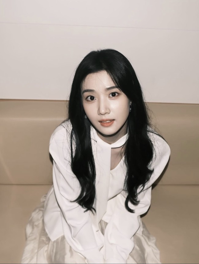 Di posisi teratas Lu Yuxiao menjadi aktris China terpopuler pada awal Februari 2026. Popularitasnya meningkat setelah membintangi Love Between Lines bersama Chen Xing Xu. Foto: Dok. Weibo, Instagram