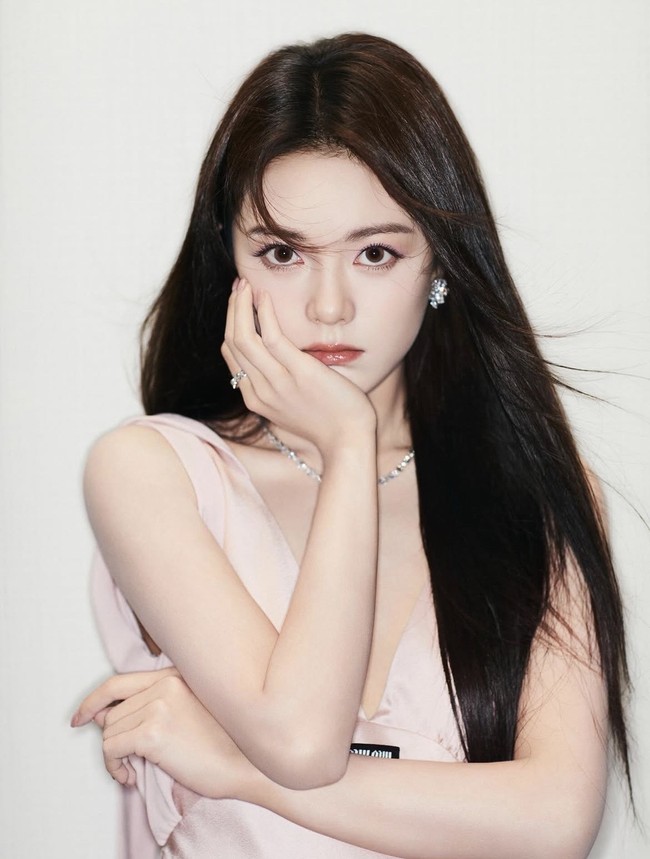 Zhao Jinmai berada di posisi kedua yang menduduki aktris China terpopuler. Perempuan cantik kelahiran 2002 ini mulai melambung setelah membintangi A Little Thing Called Love. Terbaru Zhao Jinmai tampil dalam drama Shine On Me. Foto: Dok. Weibo, Instagram