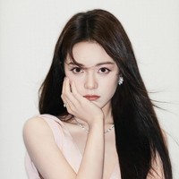 Zhao Jinmai berada di posisi kedua yang menduduki aktris China terpopuler. Perempuan cantik kelahiran 2002 ini mulai melambung setelah membintangi A Little Thing Called Love. Terbaru Zhao Jinmai tampil dalam drama Shine On Me. Foto: Dok. Weibo, Instagram