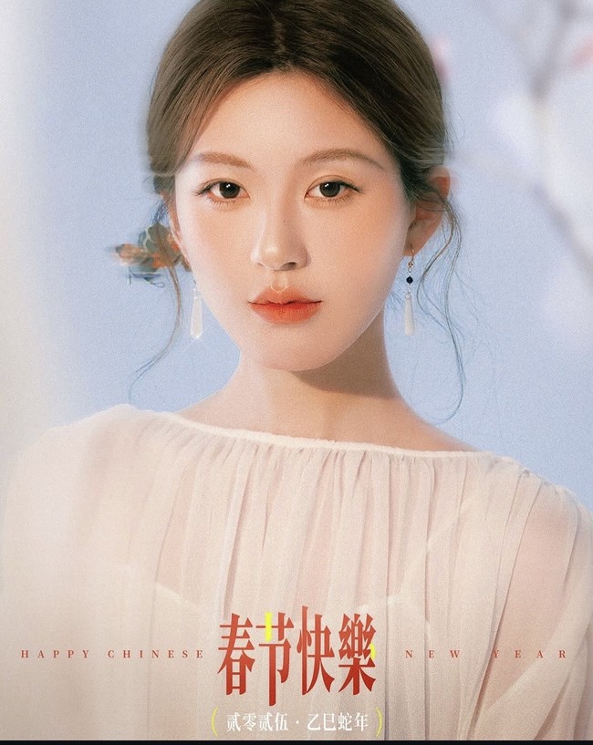 Nama Zhao Lusi tentu sudah tak asing lagi bagi penikmat drama China. Setelah membintangi Love Ambition, Zhao Lusi masih menjadi perbincangan hangat di media Tiongkok setelah membantu menjual madu dari hasil panen UMKM petani lewat live streaming, dan berhasil menjual satu juta lebih. Foto: Dok. Weibo, Instagram