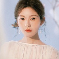 Nama Zhao Lusi tentu sudah tak asing lagi bagi penikmat drama China. Setelah membintangi Love Ambition, Zhao Lusi masih menjadi perbincangan hangat di media Tiongkok setelah membantu menjual madu dari hasil panen UMKM petani lewat live streaming, dan berhasil menjual satu juta lebih. Foto: Dok. Weibo, Instagram