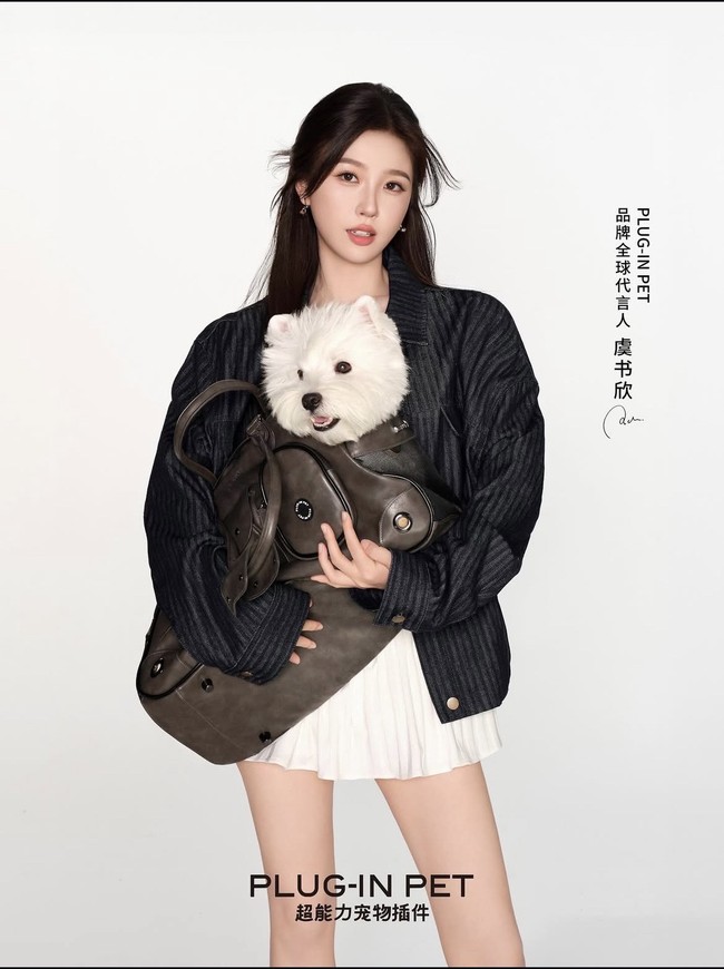 Aktris dan juga penyanyi yang tergabung dalam member idol The9 berada di posisi keempat. Esther Yu mulai populer setelah membintangi Find Your Self pada 2020. Terbaru, aktris dengan nama Yu Shuxin kembali meraih popularitas setelah membintangi drama China Speed and Love. Foto: Dok. Weibo, Instagram