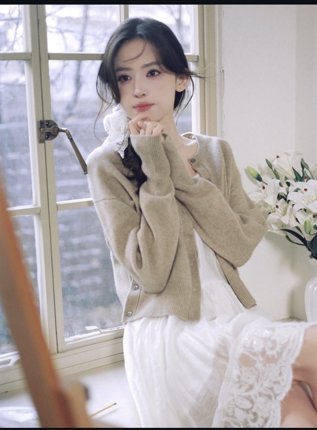 Gulnezer Bextiyar meraih popularitas baru-baru ini berkat kesuksesan drama Glory. Aktris yang juga dikenal dengan nama Gu Li Na Zha ini pertama kali tampil di layar televisi pada 2011 lewat drama Xuan Yuan Sword : Scar of Skyi. Foto: Dok. Weibo, Instagram