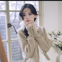 Gulnezer Bextiyar meraih popularitas baru-baru ini berkat kesuksesan drama Glory. Aktris yang juga dikenal dengan nama Gu Li Na Zha ini pertama kali tampil di layar televisi pada 2011 lewat drama Xuan Yuan Sword : Scar of Skyi. Foto: Dok. Weibo, Instagram