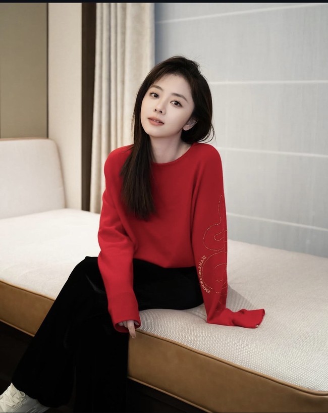 Tan Song Yun kembali meraih popularitas setelah membintangi The Unclouded Soul. Beberapa drama China terkenal yang pernah dibintanginya di antaranya Go Ahead, Road Home, dan As Beautiful As You. Foto: Dok. Weibo, Instagram