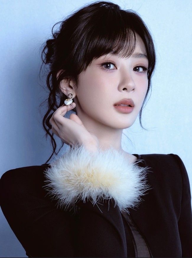 Di posisi delapan aktris China populer awal tahun ini adalah Yang Zi. Perempuan kelahiran 1992 ini memulai karier aktingnya sejak 2005 lewat sitcom Home with Kids. Yang Zi kemudian berhasil meraih popularitas berkat drama Go Go Squid dan membuat namanya menang sebagai Aktris Terbaik Huading Award 26th. Foto: Dok. Weibo, Instagram