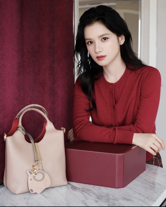 Zhang Jingyi berada di posisi sepuluh aktris China populer. Namanya kembali menjadi sorotan, setelah terlibat projek dengan Song Wei Long berjudul Love for You yang kini dinantikan penggemar. Foto: Dok. Weibo, Instagram