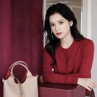 Zhang Jingyi berada di posisi sepuluh aktris China populer. Namanya kembali menjadi sorotan, setelah terlibat projek dengan Song Wei Long berjudul Love for You yang kini dinantikan penggemar. Foto: Dok. Weibo, Instagram