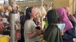 Serunya Arumi Bachsin saat Belanja Bumbu dan Daging di Pasar Tradisional