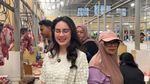 Serunya Arumi Bachsin saat Belanja Bumbu dan Daging di Pasar Tradisional