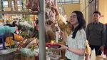 Serunya Arumi Bachsin saat Belanja Bumbu dan Daging di Pasar Tradisional