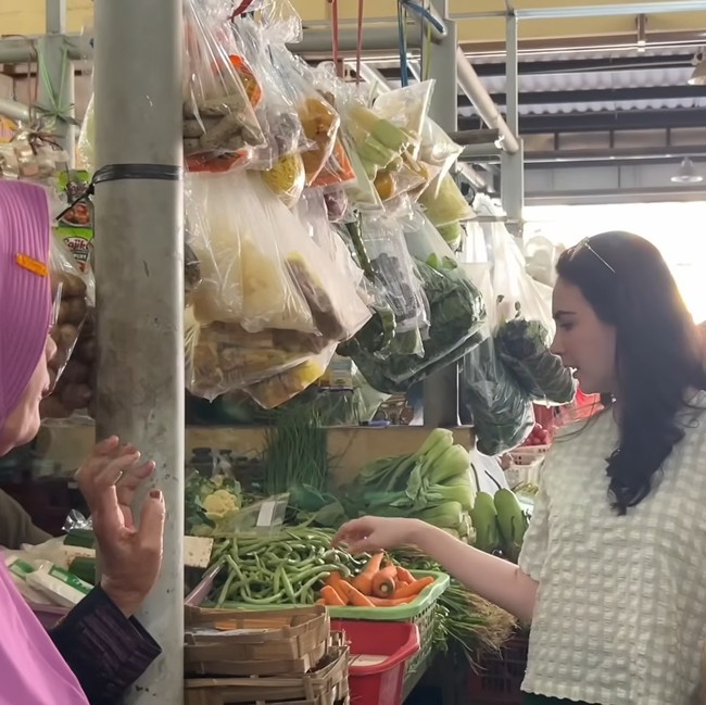 Serunya Arumi Bachsin saat Belanja Bumbu dan Daging di Pasar Tradisional
