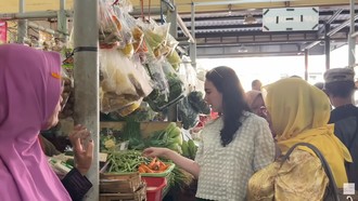 Serunya Arumi Bachsin saat Belanja Bumbu dan Daging di Pasar Tradisional