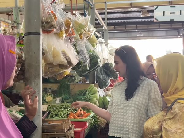 Serunya Arumi Bachsin saat Belanja Bumbu dan Daging di Pasar Tradisional