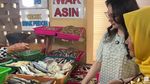 Serunya Arumi Bachsin saat Belanja Bumbu dan Daging di Pasar Tradisional
