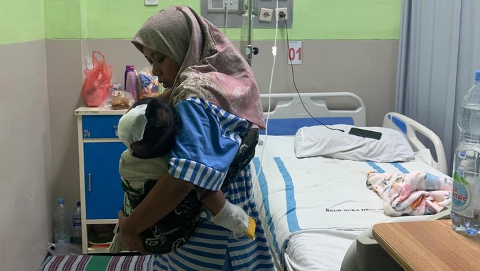 Atik Dina Nasikhah menggendong bayinya yang masih dirawat di RSUD Sunan Kalijaga, Kecamatan Demak, Kabupaten Demak, Rabu (4/2/2026) usai diserang monyet liar.