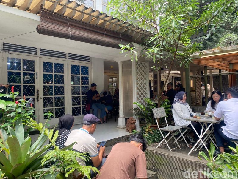 Ayam Goreng Bu Iyin: racikan ayam goreng ala Bandung yang hits di Jakarta Selatan