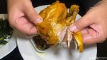 Endulita! Ada Ayam Goreng Basah Khas Bandung Buatan Food Vlogger