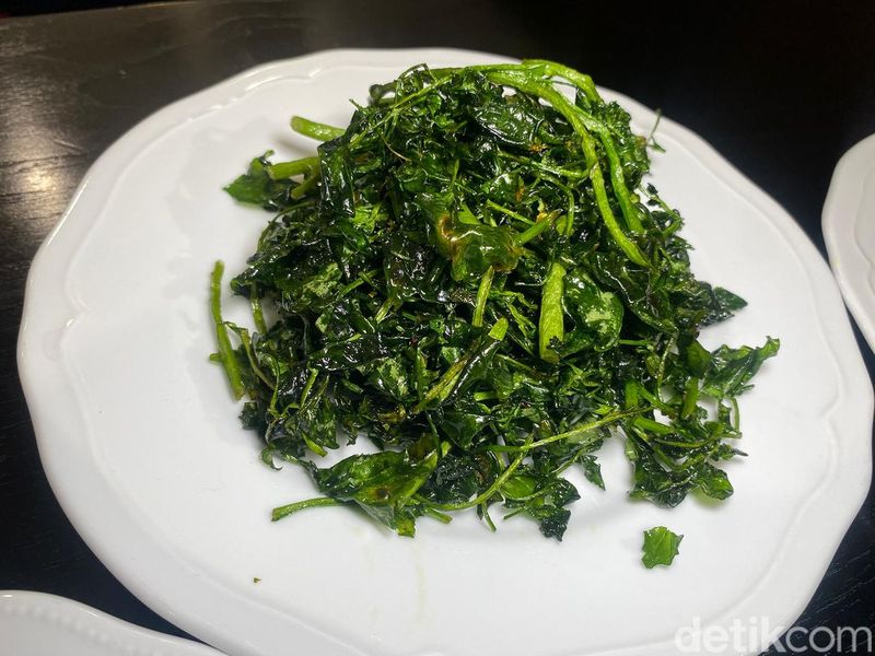 Ayam Goreng Bu Iyin: racikan ayam goreng ala Bandung yang hits di Jakarta Selatan