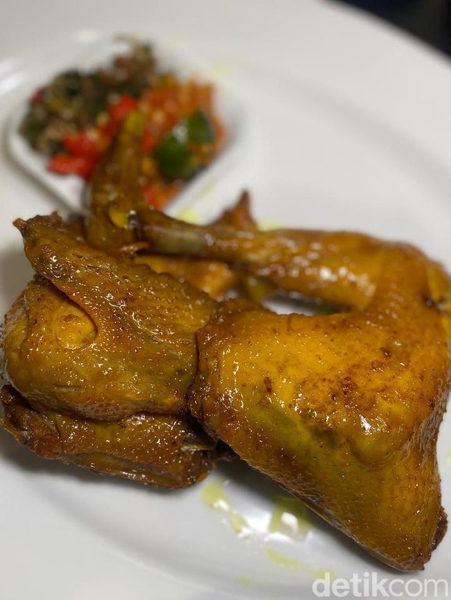 Endulita! Ada Ayam Goreng Basah Khas Bandung Buatan Food Vlogger