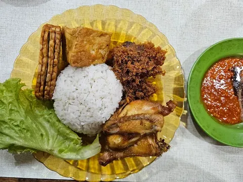 Pernah Coba? 5 Ayam Goreng Tertua di Jakarta yang Enaknya Konsisten!