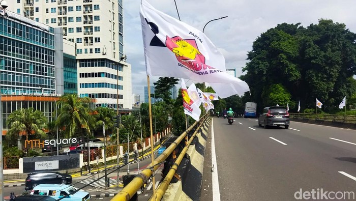 Aturan pemasangan bendera parpol dinilai masih minim dipahami. Wali Kota dan Satpol PP diminta menggencarkan sosialisasi, Rabu (4/2/2026). Pemerintah Provinsi DKI Jakarta kembali menegaskan komitmennya dalam menata pemasangan bendera dan spanduk partai politik di ruang publik.