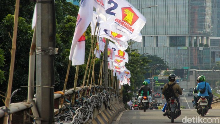 Aturan pemasangan bendera parpol dinilai masih minim dipahami. Wali Kota dan Satpol PP diminta menggencarkan sosialisasi, Rabu (4/2/2026). Pemerintah Provinsi DKI Jakarta kembali menegaskan komitmennya dalam menata pemasangan bendera dan spanduk partai politik di ruang publik.