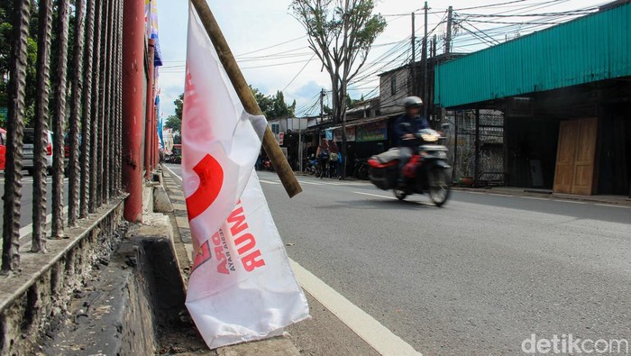 Aturan pemasangan bendera parpol dinilai masih minim dipahami. Wali Kota dan Satpol PP diminta menggencarkan sosialisasi, Rabu (4/2/2026). Pemerintah Provinsi DKI Jakarta kembali menegaskan komitmennya dalam menata pemasangan bendera dan spanduk partai politik di ruang publik.