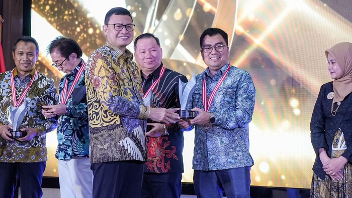 BPOM Anugerahi Nurhayati Subakat sebagai Pelopor Kosmetik Halal dan Aman