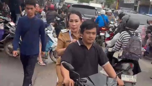 Bupati Sumba Barat Daya, Ratu Ngadu Bonu Wulla, tak memakai helm saat naik motor di jalan raya. (Tangkapan layar video viral)