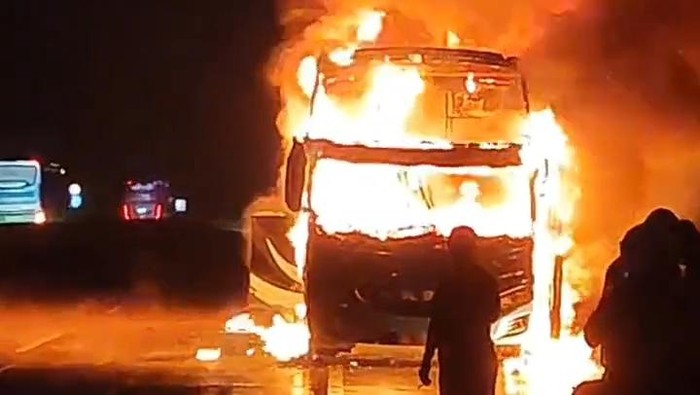 Bus PO Haryanto Hangus Terbakar di Tol Pemalang