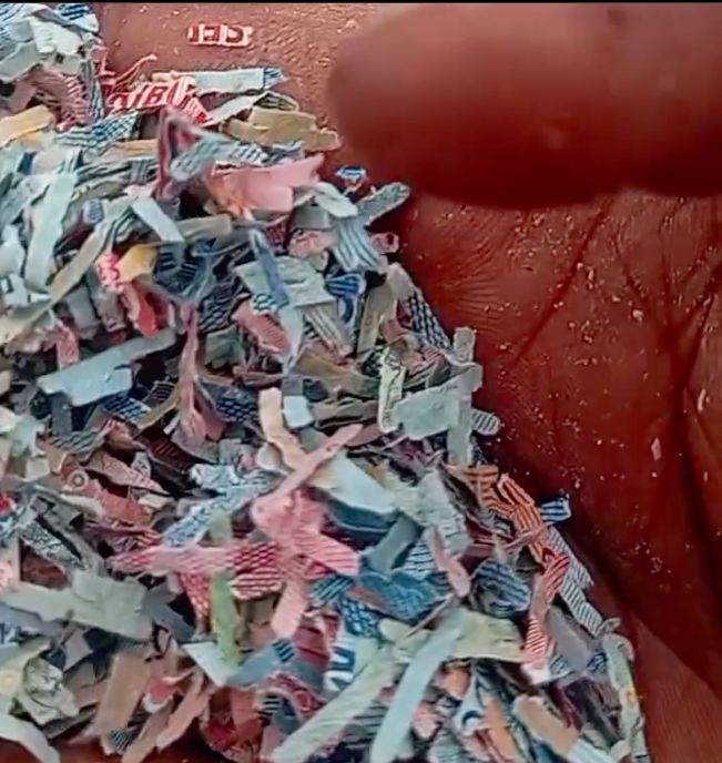 Cacahan diduga dari uang kertas pecahan Rp 100 ribu dan Rp 50 ribu di TPS liar di Kecamatan Setu, Kabupaten Bekasi, bikin geger. (dok Pribadi/Rido S)