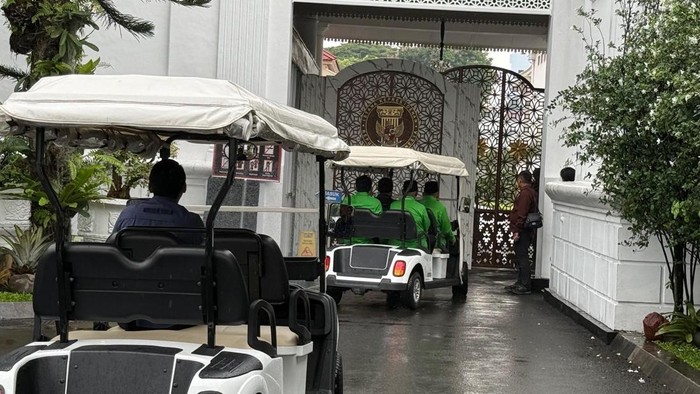 Naik Mobil Golf, Cak Imin Pimpin Rombongan PKB Temui Prabowo di Istana