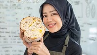 Penampilan Chef Amanda yang shining, shimmering, splendid. Menyala, komen @satria.good. Uh sangat menarik, komen @deslyaa. (Foto: dok Instagram amandarums)