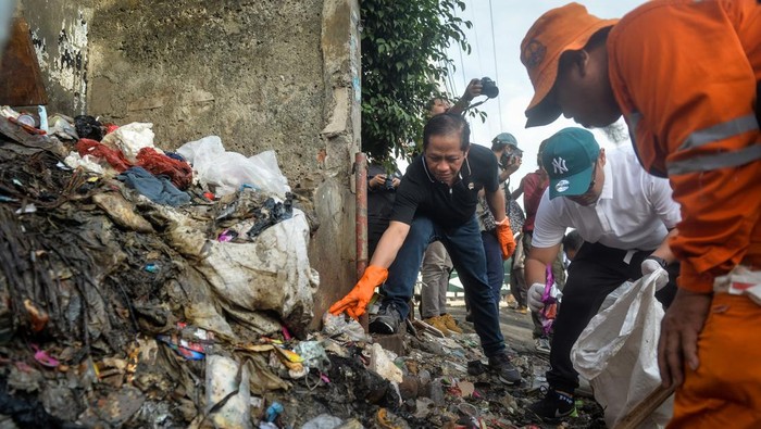 Pelajar menyapu halaman sekolah saat aksi bersih lingkungan di Pondok Jagung, Kota Tangerang Selatan, Banten, Rabu (4/2/2026). Kementerian Lingkungan Hidup bersama Pemerintah Kota Tangerang Selatan menyelenggarakan kegiatan bersih-bersih sampah yang diselenggarakan serentak di 10 titik wilayah Tangerang Selatan sesuai dengan arahan Presiden Prabowo Subianto dalam mewujudkan Gerakan Indonesia Aman Sehat, Resik, Indah (ASRI) guna menciptakan lingkungan bersih dan tertata. ANTARA FOTO/Putra M. Akbar/foc.