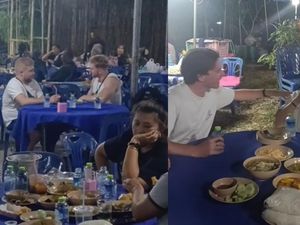 Dikira Warung Makan, Turis Asing Ternyata Makan di Acara Pemakaman!