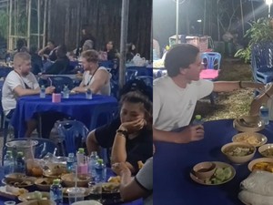 Heboh Bule Makan di Acara Pemakaman Thailand gegara Dikira Warung Prasmanan