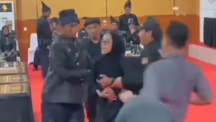 Massa Terobos Rapat Paripurna HUT ke-66 Bulukumba Tolak Proyek BPIC
