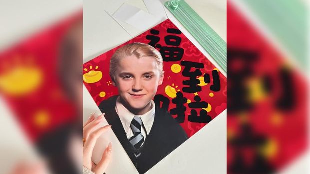 Draco Malfoy telah menjadi maskot Tahun Baru Imlek karena nama Tionghoa-nya mengandung karakter (kuda), yang sangat cocok dengan Tahun Kuda saat ini dan, yang berarti keberuntungan. (X/@feltchinese)