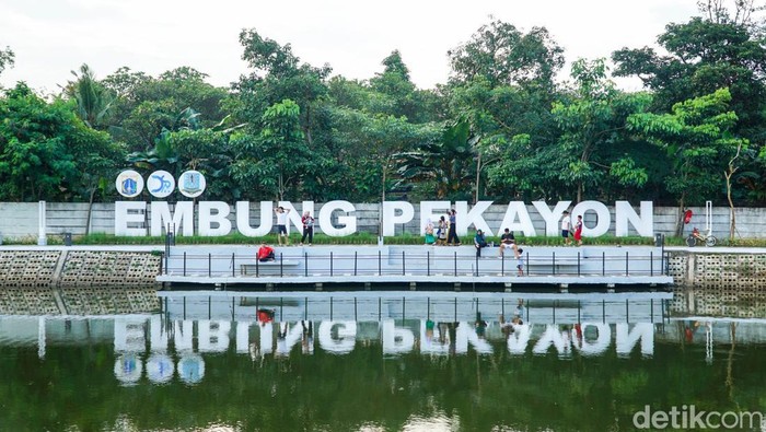 Pengunjung menikmati suasana Embung Pekayon di Jalan Gandaria, Kelurahan Pekayon, Kecamatan Pasar Rebo, Jakarta Timur.