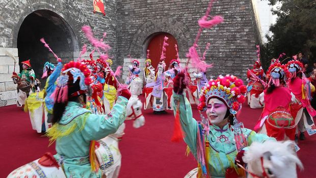 Penampil membawakan tarian kuda bambu serta mengarak patung sapi musim semi (chun niu) berwarna merah sebagai bagian dalam perayaan Festival Li Chun ke-19 yang digelar di Observatorium Kuno Beijing, kota Beijing, China, Rabu (4/2/2026). Festival yang berlangsung 13 hari sebelum Tahun Baru Imlek tersebut diadakan sebagai penanda awal musim semi dan dimulainya waktu tanam di tahun yang baru berdasarkan penanggalan tradisional China. ANTARA FOTO/Desca Lidya Natalia/bar